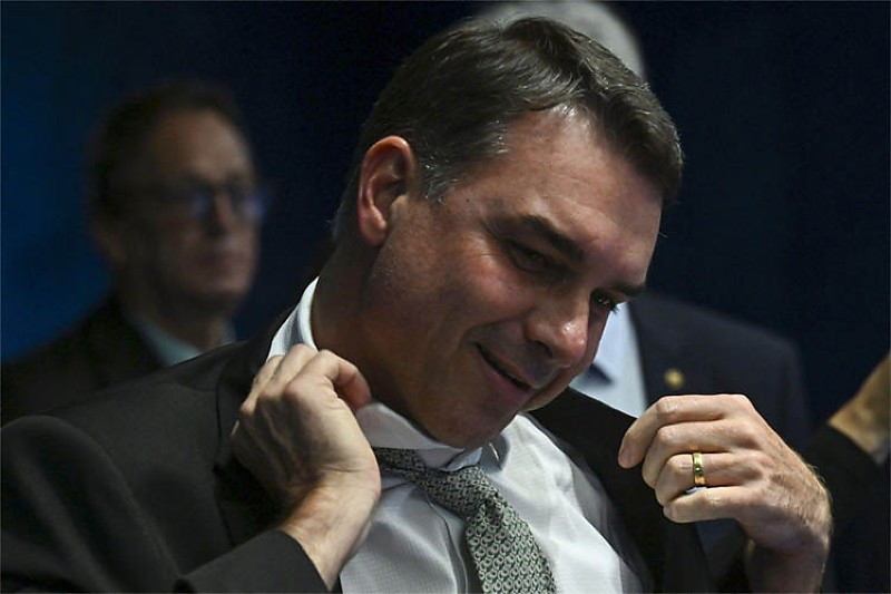 Flávio está nos EUA tentando falar com Trump