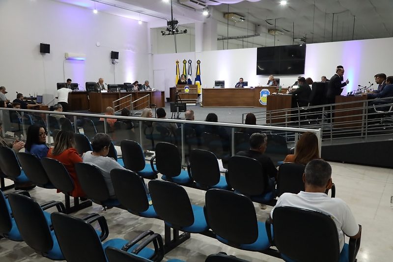 Vereadores reunidos em sessão ordinária na Câmara Municipal