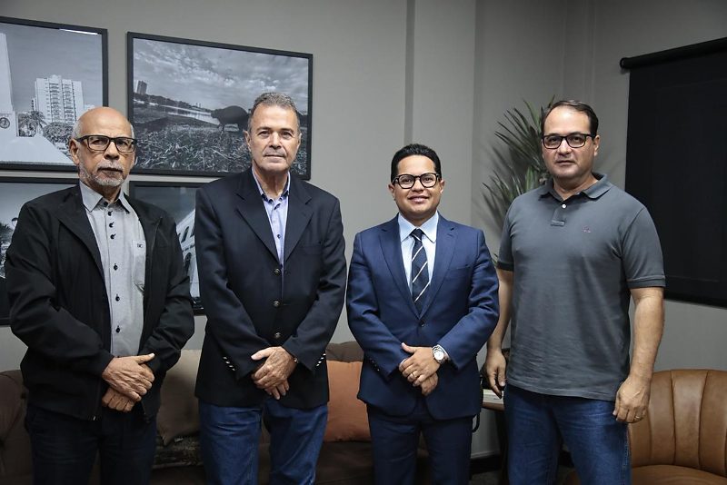 A nova diretoria da Associação Comercial e Industrial de Campo Grande (ACICG), em reunião com o vereador Epaminondas Neto (Papy)
