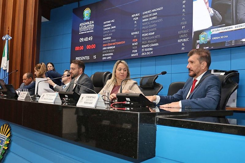 As sessões plenárias acontecem no Plenário Deputado Júlio Maia, na sede do Palácio Guaicurus