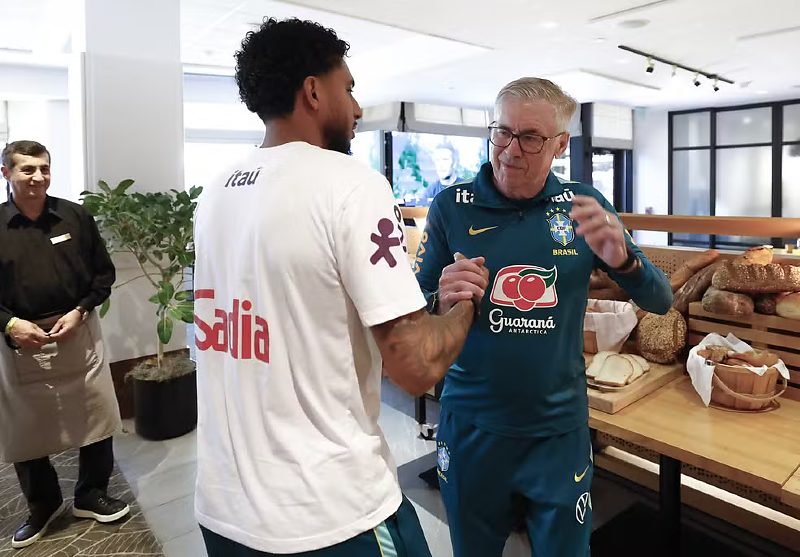 Éderson se encontra com Carlo Ancelotti, na concentração da Seleção em Nova Jersey