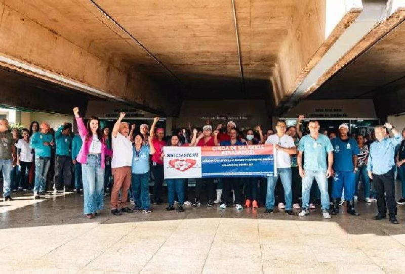 Os trabalhadores protestaram contra o atraso no pagamento dos salários referentes ao mês de maio