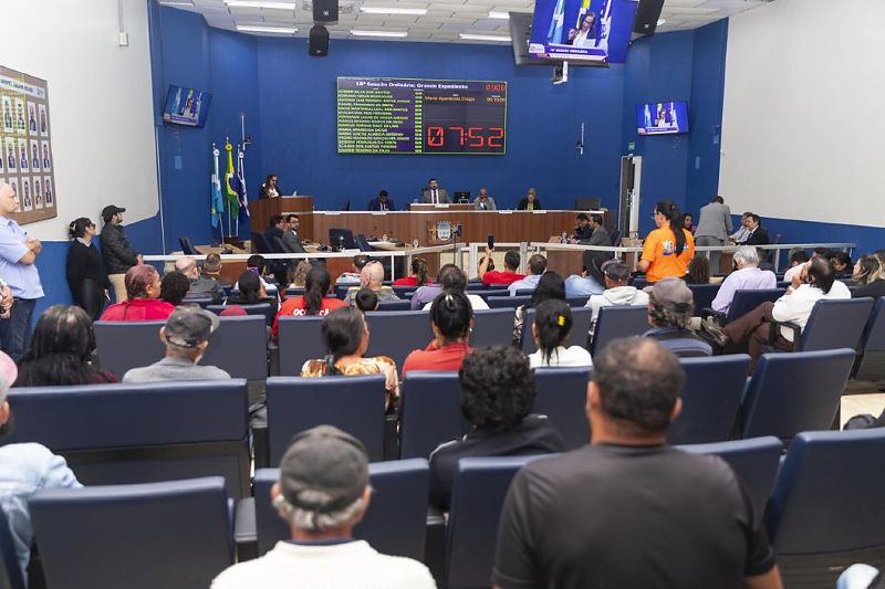 Vereadores analisandi pautas que tramitam pela Casa de Leis