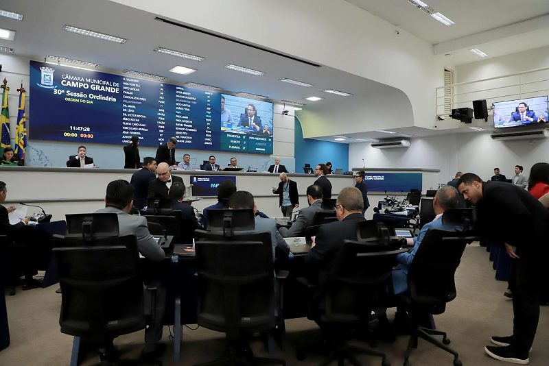 Vereadores analisando propostas que estão em pauta na Casa de Leis