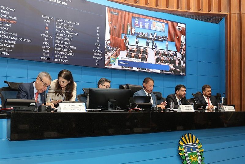 Os deputados estaduais aprovaram três matérias durante a Ordem do Dia de hoje