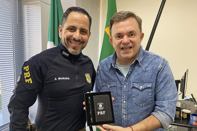 Deputado Vander Loubet ao lado do superintendente regional da PRF, João Paulo Bueno