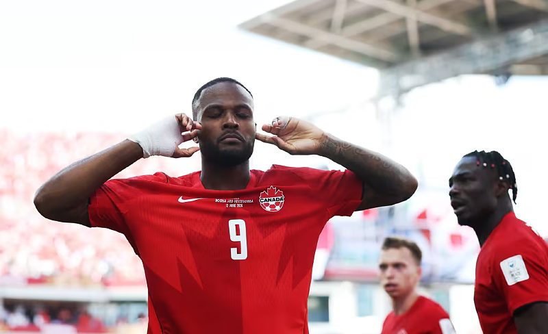 Cyle Larin, artilheiro do Canadá salva os afitriões na estreia dos mundiais