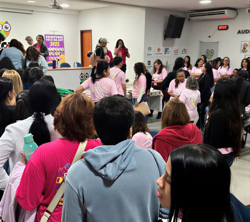 A decisão de suspender as atividades contou com a participação de cerca de 300 professores