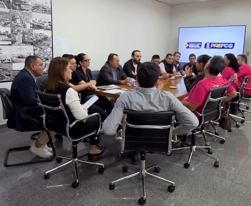 Prefeita Adriane Lopes (PP) e professores em reunião em busca de alinhar pautas que serão analisadas pelo Executivo