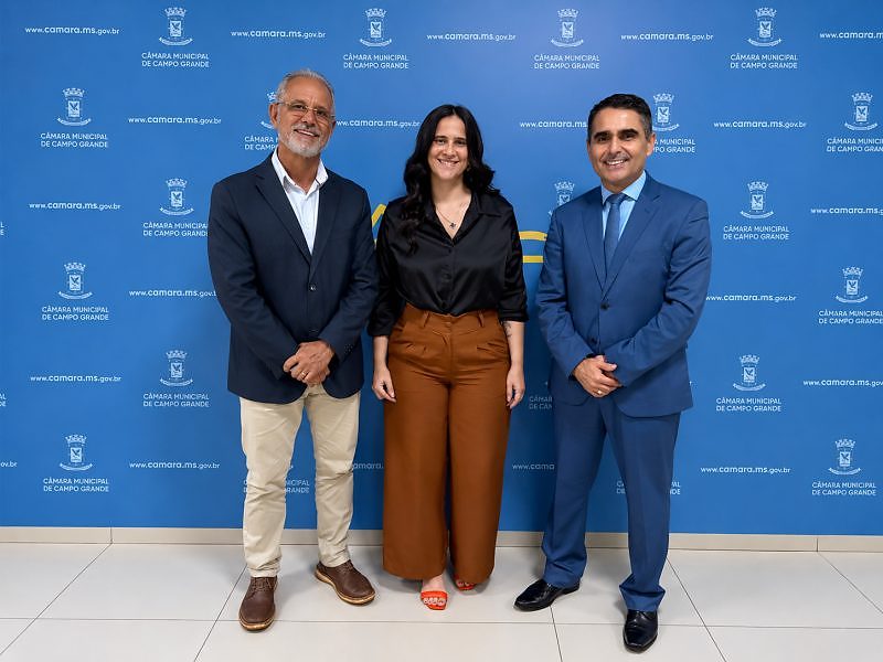 Vereador Sergio Nogueira, propositor do evento, ao lado da palestrante Janaina Santos e do vereador de CG, Herculano Borges