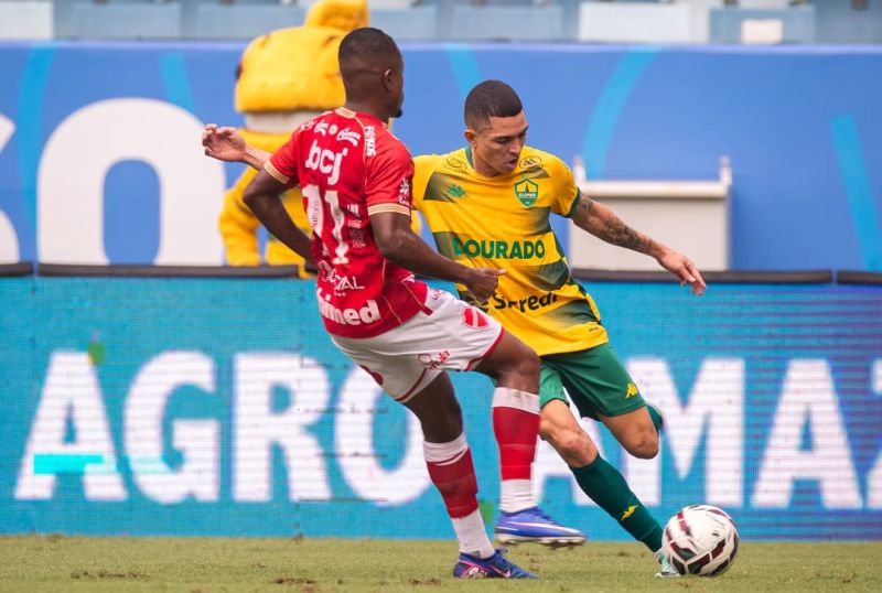 Cuiabá vence o Vila Nova no finalzinho e embola a ponta de cima do Brasileirão da Série B