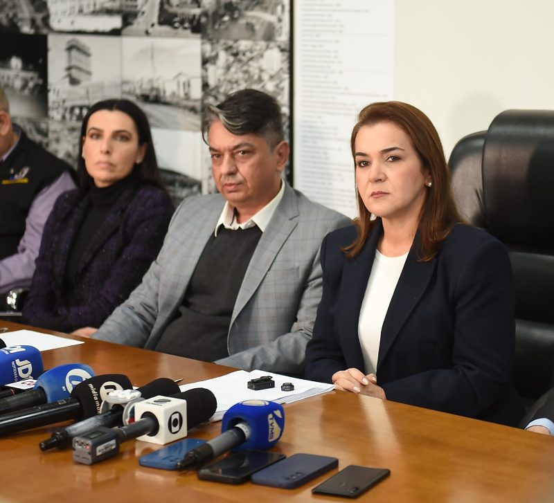 Prefeita Adriane Lopes em primeiro plano, ao lado do interventor Aléxandro de Oliveira em entrevista coletiva