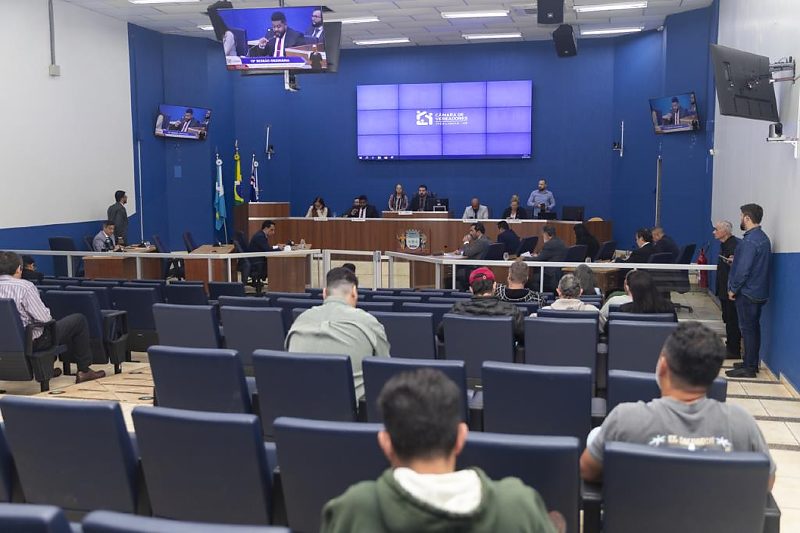 Vereadores em análise de pautas que tramitam pela Casa de Leis