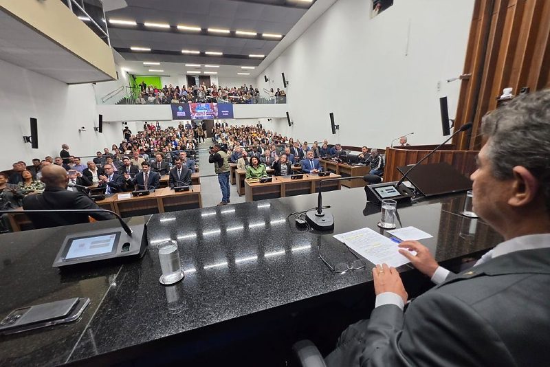 Plenário ficou lotado em homenagens pastores evangélicos