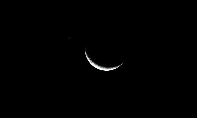 São Paulo (SP), 17/06/2026 - Planeta Vênus visto acima da Lua (fase Nova) que apresenta 11% de sua superfície visível