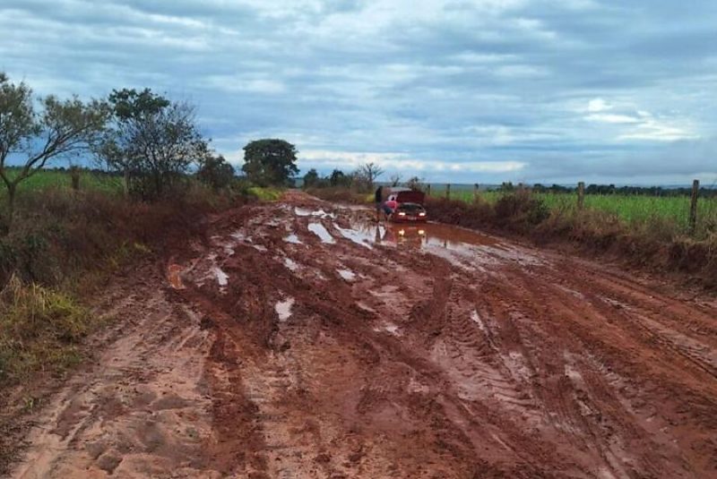 Moradores do Três Corações cobram recuperação das vias e relatam prejuízos à educação, mobilidade e produção rural.