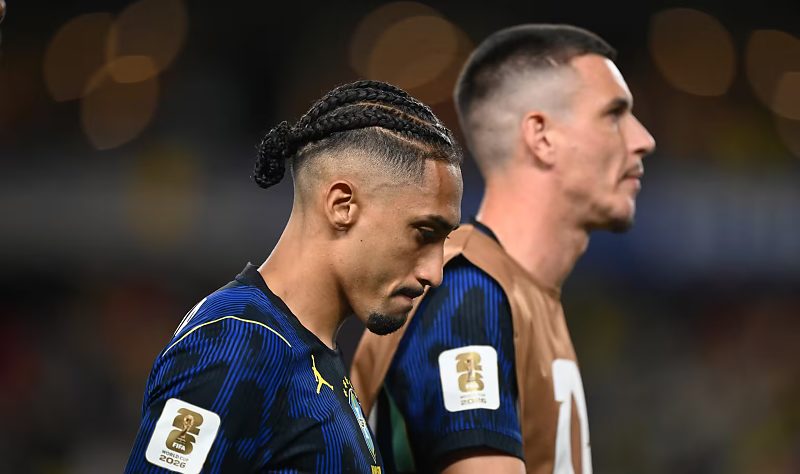 Seleção Brasileira constata lesão na coxa em Raphinha que segue no elenco e inicia tratamento.