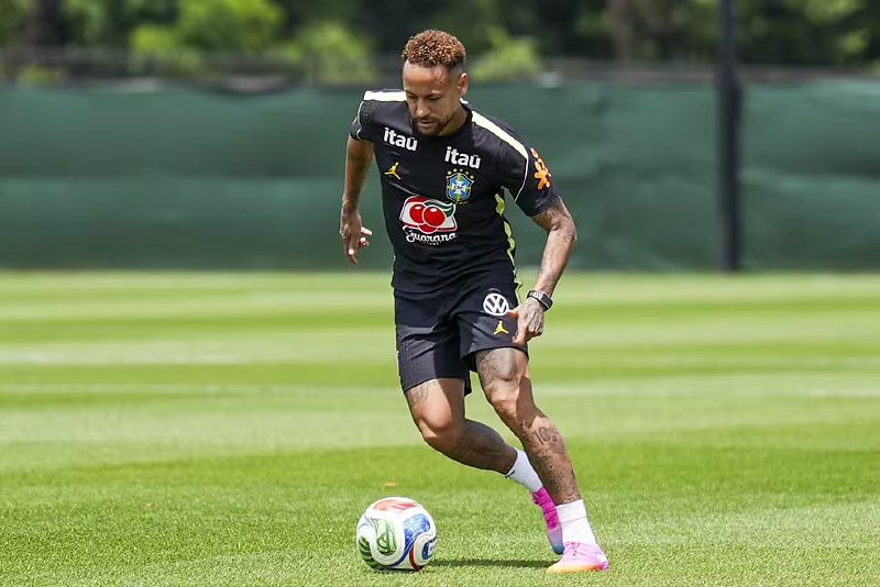 Neymar segue realizando tratamengo em dois períodos e teve seus primeiros contato com a bola, após lesão na panturrilha