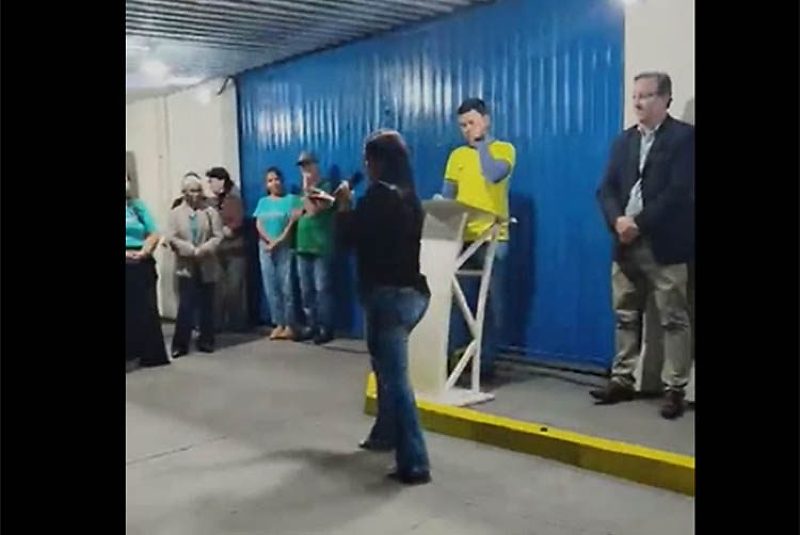 Andréa Fim reclama durante evento 'climático'