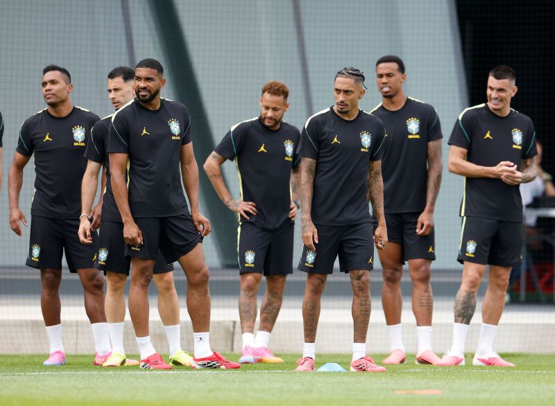 Neymar é visto junto com elento em treino da Seleção Brasileira desta segunda-feira (22)