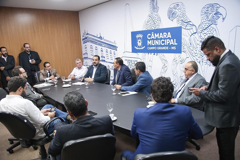 Vereadores e o secretário da Sisep André Brandão em reunião na Câmara Municipal