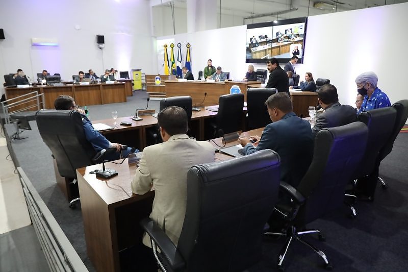 Vereadores analisando pautas que tramitam pela Casa de Leis