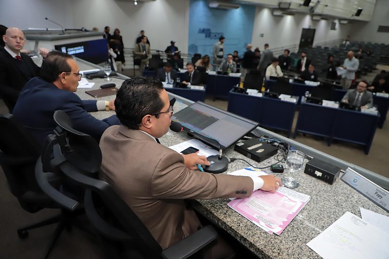 Vereadores analisando pautas que tramitam pela Casa de Leis