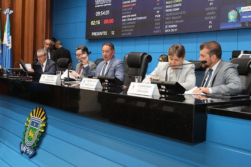 As sessões ordinárias são conduzidas pela Mesa Diretora da ALEMS