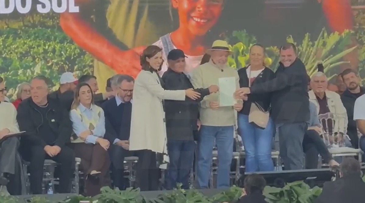 Em Ponta Por&atilde;, presidente Lula participa de entrega de t&iacute;tulos para assentados