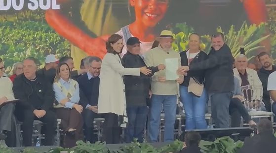 Entrega de titulos aos assentados