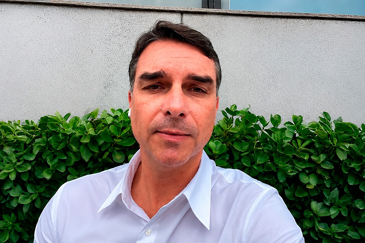 Fl&aacute;vio Bolsonaro pede desculpas a Michelle e defende uni&atilde;o da fam&iacute;lia
