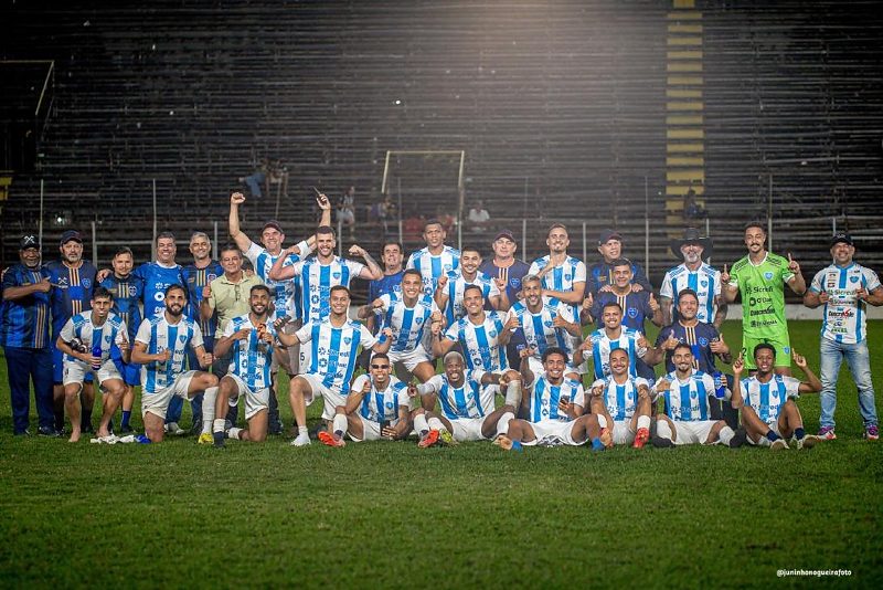 Jogadores e Comissão Técnica do Ivinhema comemoram classificação após jogo em Governador Valadares