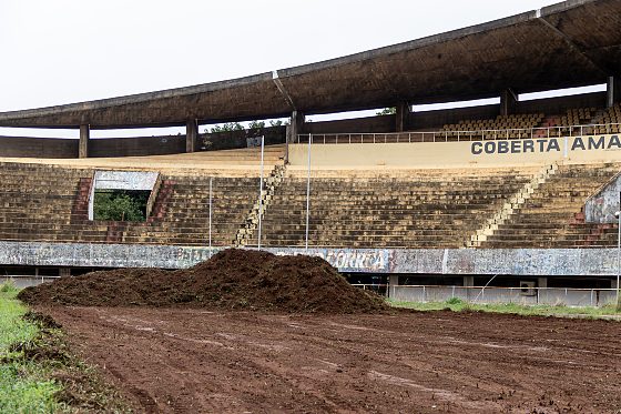 Obras no gramado do est&aacute;dio Pedro Pedrossian