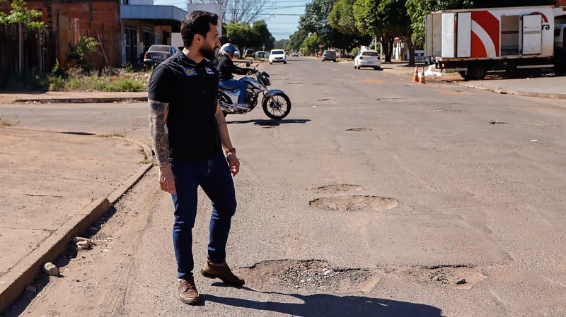 Vereador esteve na Avenida Graciliano Ramos, no Bairro Aero Rancho, para acompanhar de perto a situação das vias na região