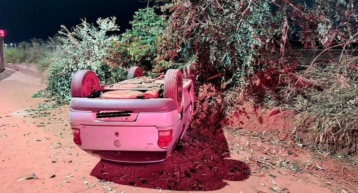Carro capota após adolescente tentar dar carona a amigos em Mato Grosso do Sul