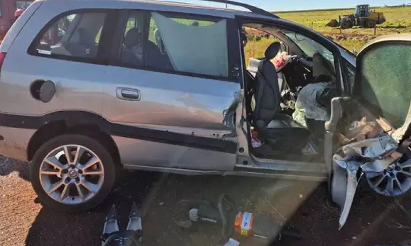 Acidente entre dois carros mobilizou equipes de resgate; criança e motorista foram socorridos ao hospital.