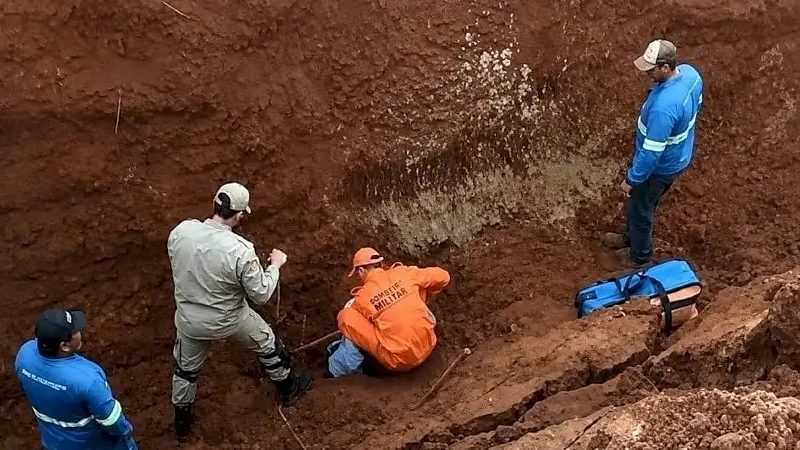 Trabalhador é resgatado com vida após soterramento em obra de drenagem