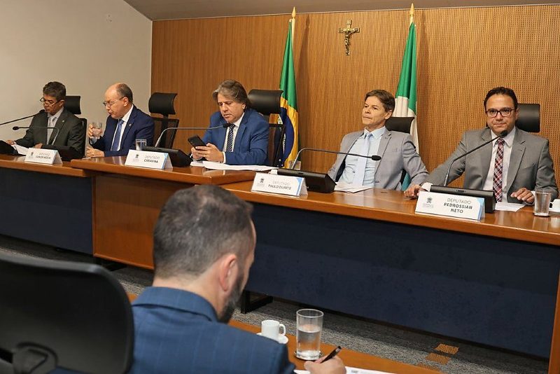 Reuniões da CCJR são realizadas às quartas-feiras pela manhã no plenarinho Nelito Câmara