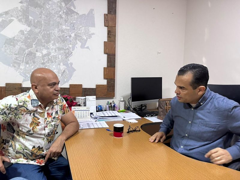 Vereador Ronilço Guerreiro em conversa com o secretário municipal de Saúde, Marcelo Luiz Brandão Vilela