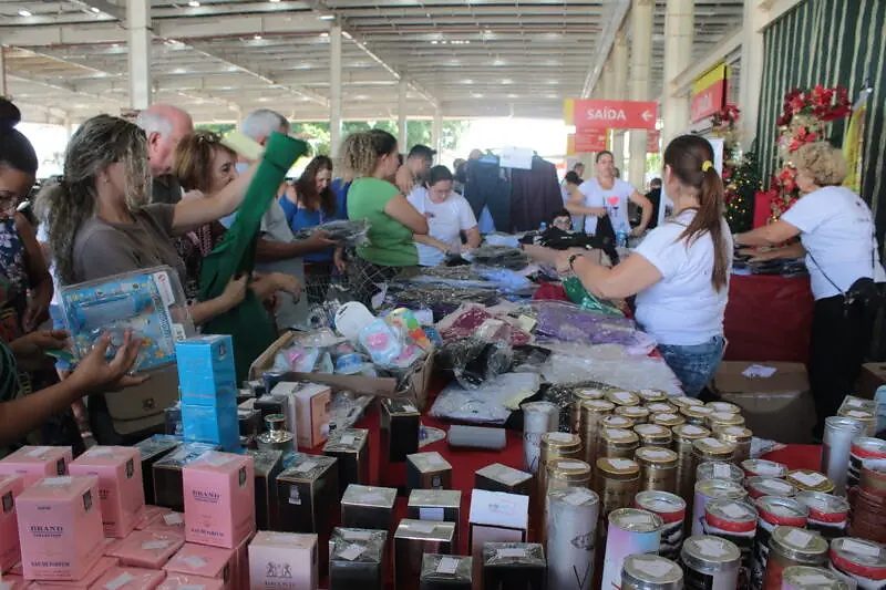 Bazar solidário reúne 16 entidades e vende produtos com renda destinada a projetos sociais