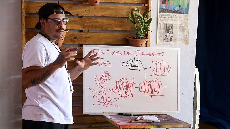 Crianças e adolescentes a partir de 8 anos podem participar de atividades com foco em criatividade, arte e reaproveitamento de roupas