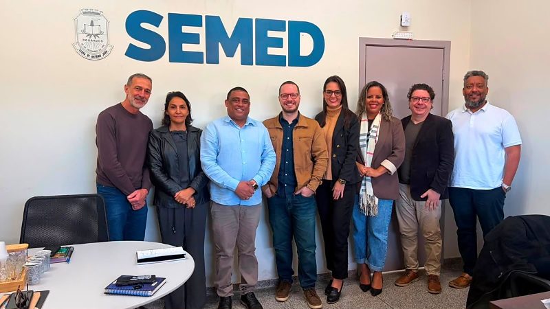 Secretário Nilson Francisco com equipe técnica que iniciou os trabalhos para construção do Plano Municipal de Educação