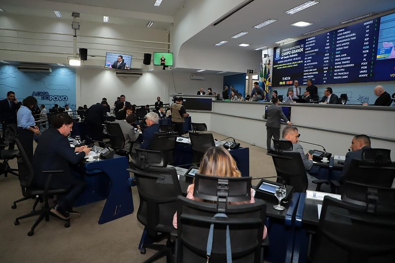 Vereadores analisando pautas que tramitam pela Casa de Leis