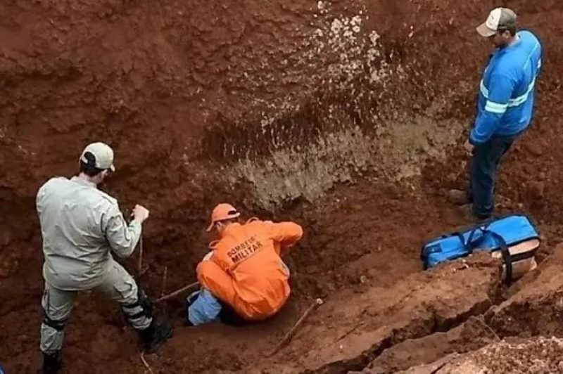 Acidente aconteceu durante substituição do escoramento de uma vala em Batayporã; vítima foi retirada consciente.