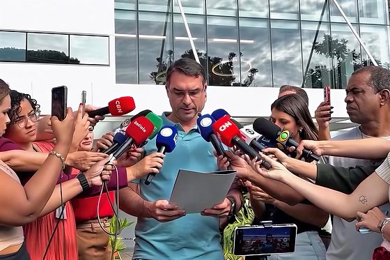 Alexandre de Moraes impede visitas de Flávio Bolsonaro ao pai após leitura de carta em live