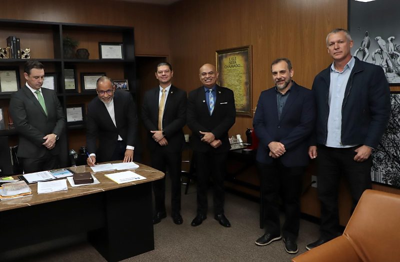 Parceria visa fortalecer o ensino entre servidores e servidor público