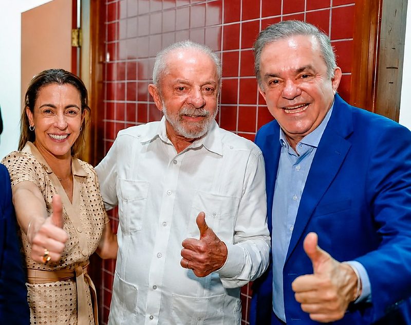 A senadora Soraya Thronicke (PSB), o presidente Luiz Inácio Lula da Silva (PT) e o deputado federal Vander Loubet (PT) posam para foto no Aeroporto Internacional de Campo Grande, durante visita presidencial a Mato Grosso do Sul, em março deste ano