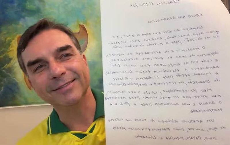 Flávio divulgou carta do pai nas redes sociais
