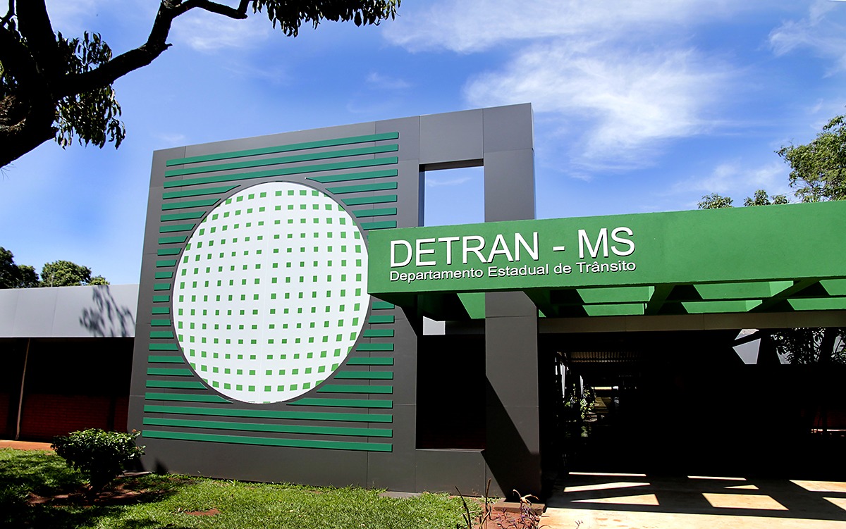 Detran dá 10 dias para donos retirarem veículos antes de leilão
