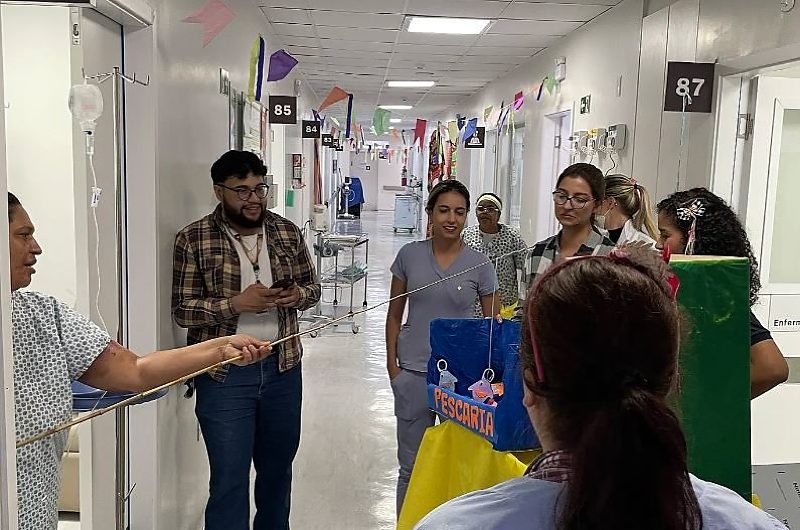 Ação reuniu música, brincadeiras e atividades adaptadas para tornar mais leve a rotina de internação na Clínica Médica do Hospital Universitário